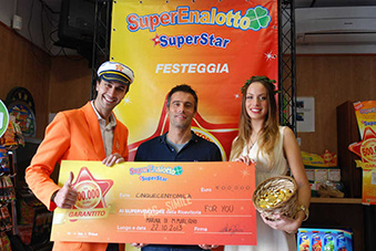 SuperEnaLotto Gewinner mit Scheck